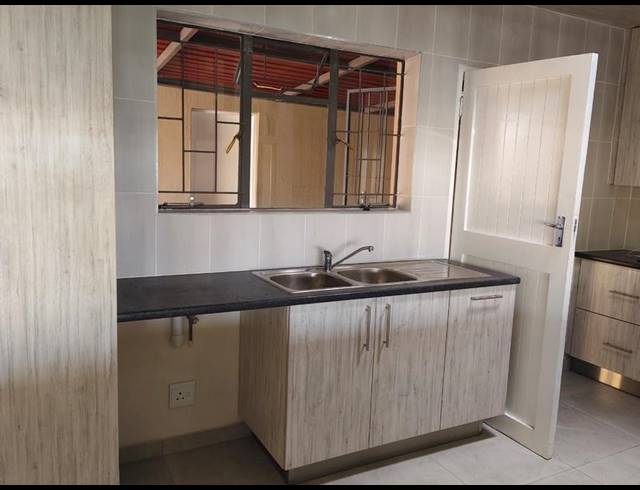 4 BEDROOM HOUSE FOR SALE IN SINOVILLE